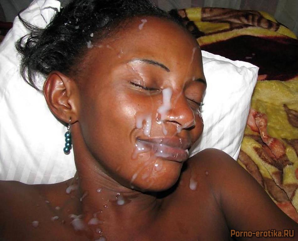 Фотосессия красивой и голой молодой африканки глотающей сперму