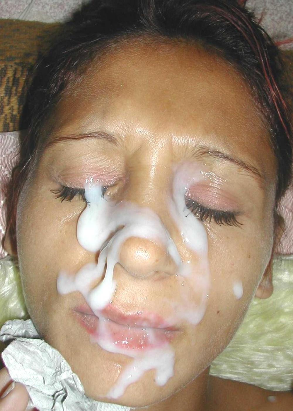 Шатенка со спермой на лице