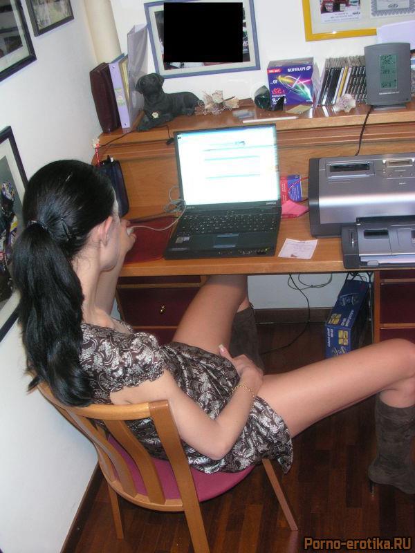 Девушка смотрит порно