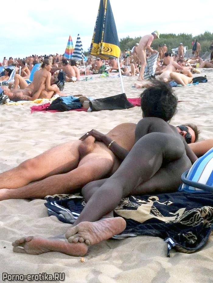 Порно фото голых нудистов на пляже