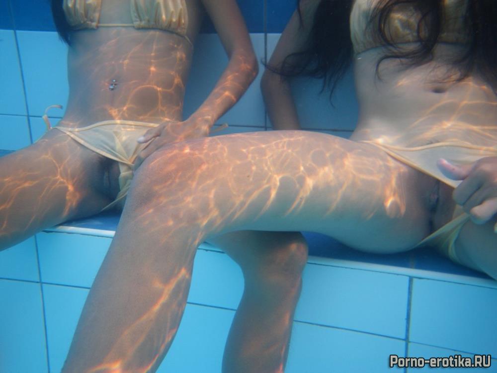 Засветы женских писек засняты под водой