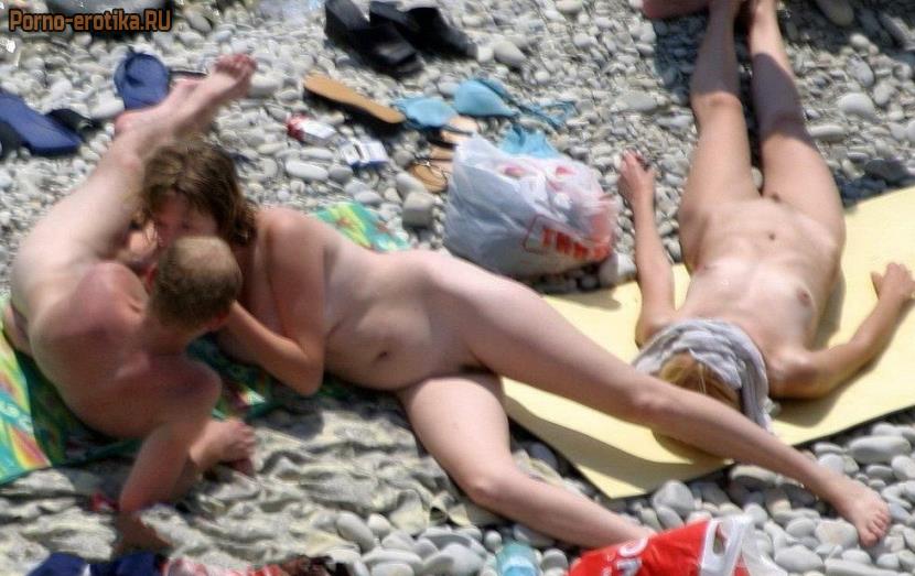 Нудисты трахаются на пляже