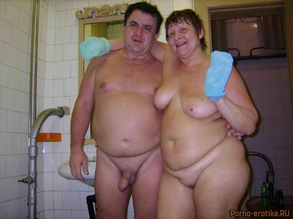Голая жена и муж в бане