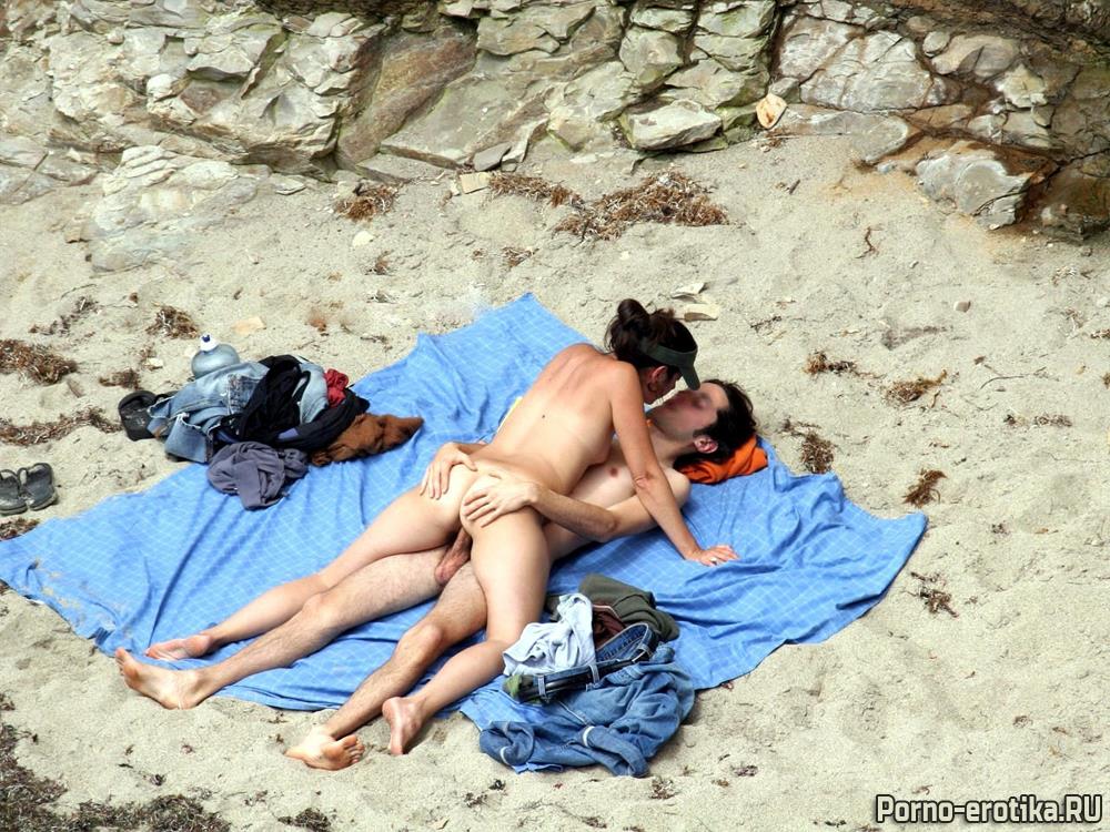 Нудисты трахаются на пляже порно фото