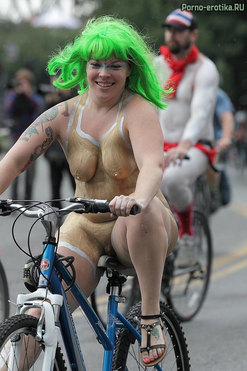 Подборка голых девушек на велосипедах